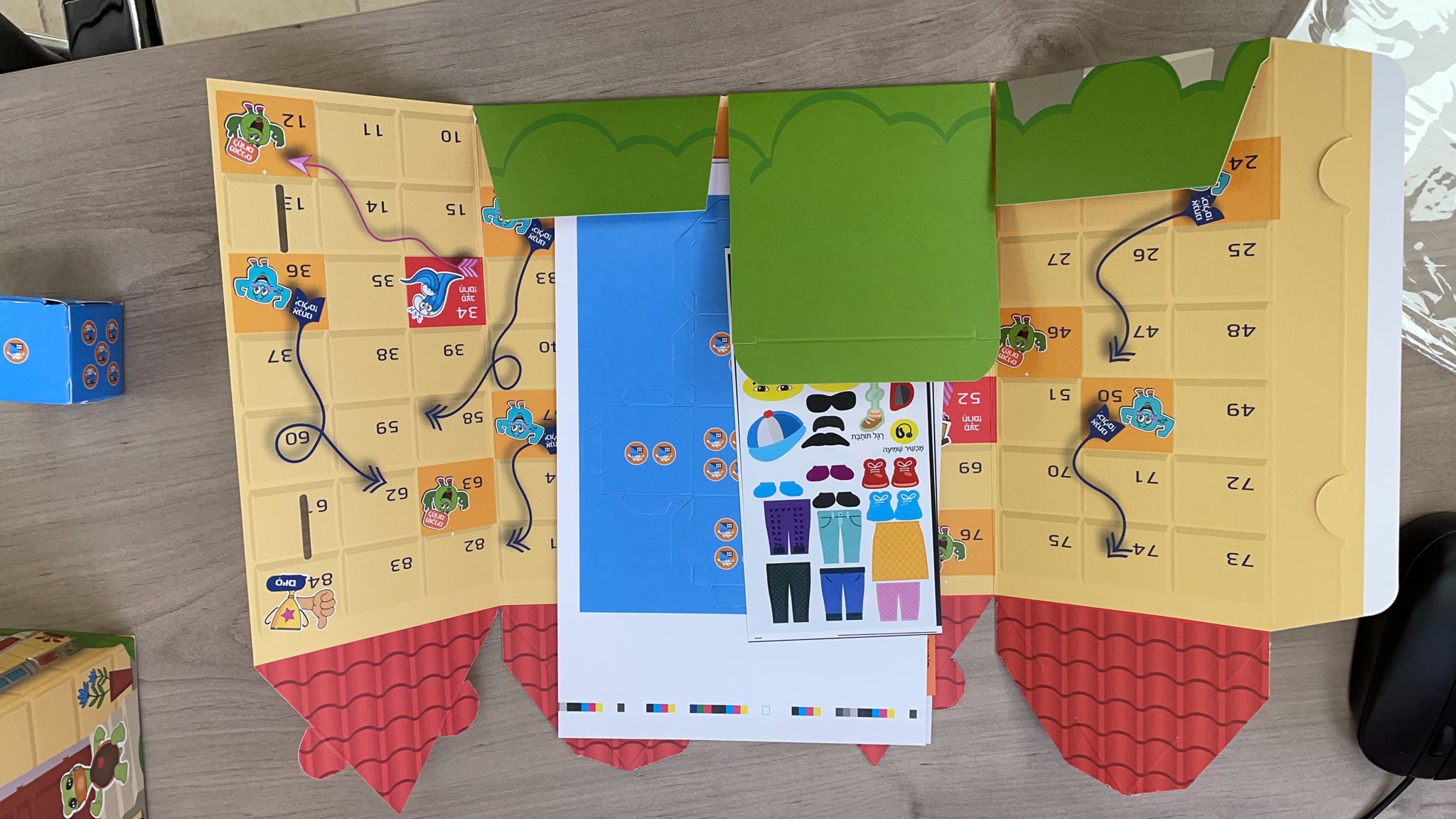 לוח המשחק, מדבקות, דמויות, קובייה להכנה